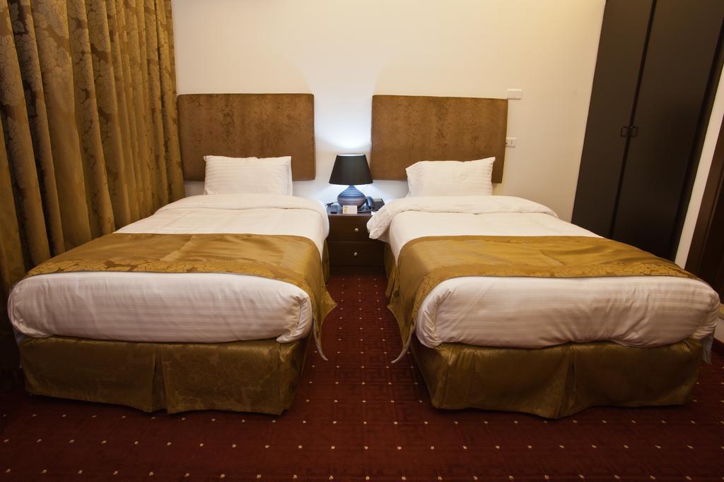 Queens Land Hotel Džunija Exteriér fotografie